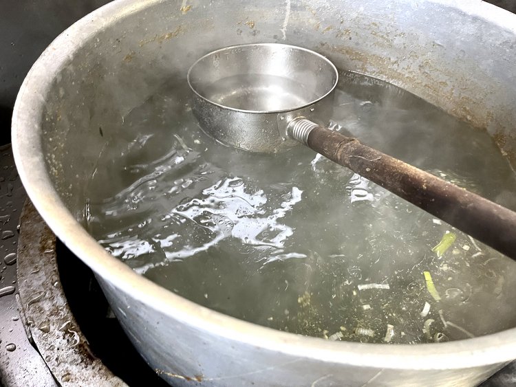 スープはトリガラ、とんこつ、野菜などを煮込んだ清湯。大きな寸胴の鍋底が透けて見えそうなほど澄んでいる。