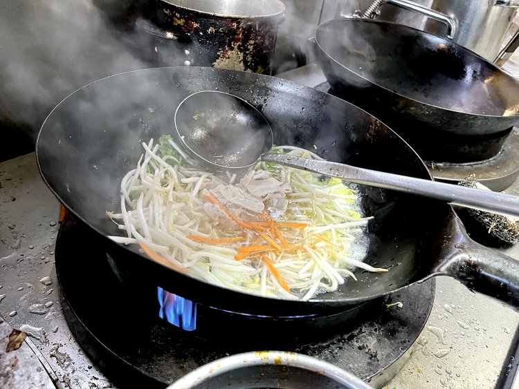 タンメンに使用する豚肉は国産にこだわる。自家農園の白菜やもやしなど野菜がたっぷり摂れる！