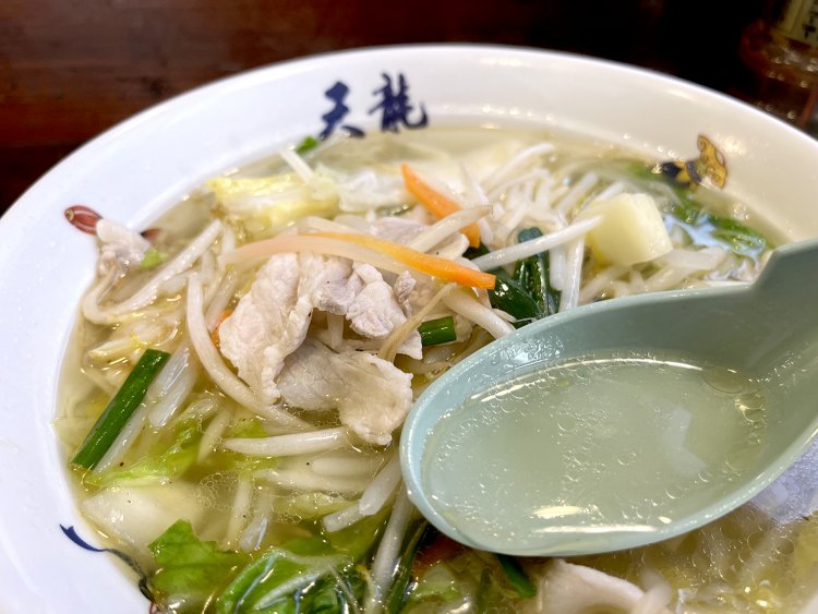 ゴマ油がうっすら浮かぶ程度のスープは澄み切っている。