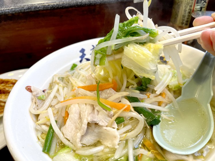 野菜たっぷりだから、なかなか麺に行きつきませ〜ん。ムシャムシャと口いっぱいにほおばる幸せ。