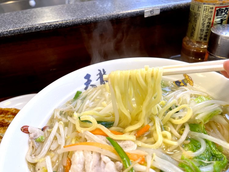 麺を丼の底から取り出すと、もわっと湯気が。超アツアツなので猫舌さんは要注意。