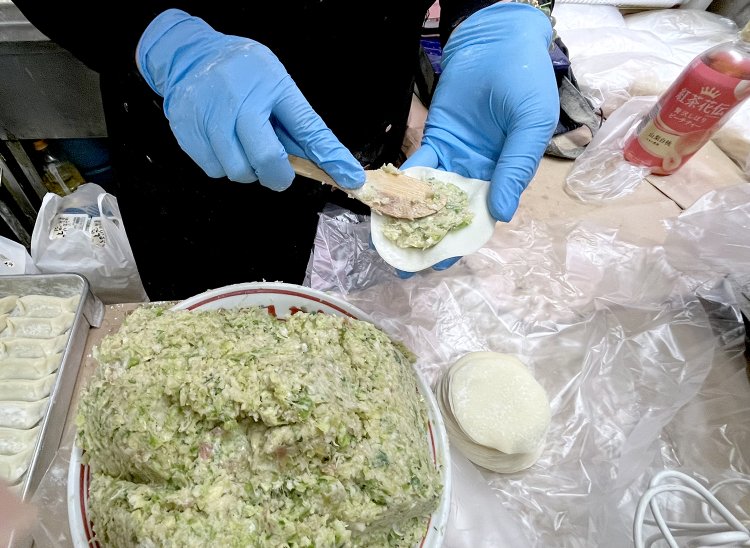 薄めの皮にたっぷりの餡を詰める。