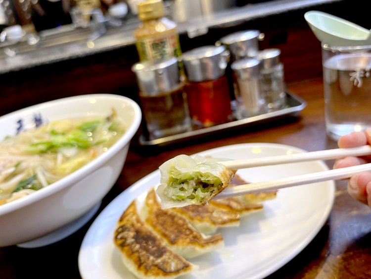 餃子の餡に白菜かキャベツを入れるのがポピュラーだが、両方入れるのは珍しい。