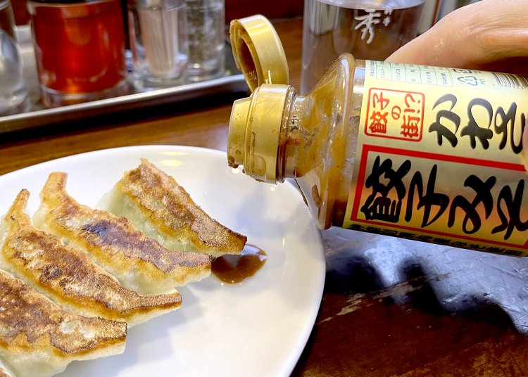 かわさき餃子みそ7：酢2：ラー油1の割合がかわさき餃子舗の会推奨の黄金比率だ。