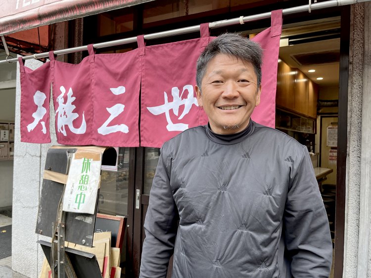 『天龍三世店』の前で、笑顔の3代目店主・谷口善隆さん。