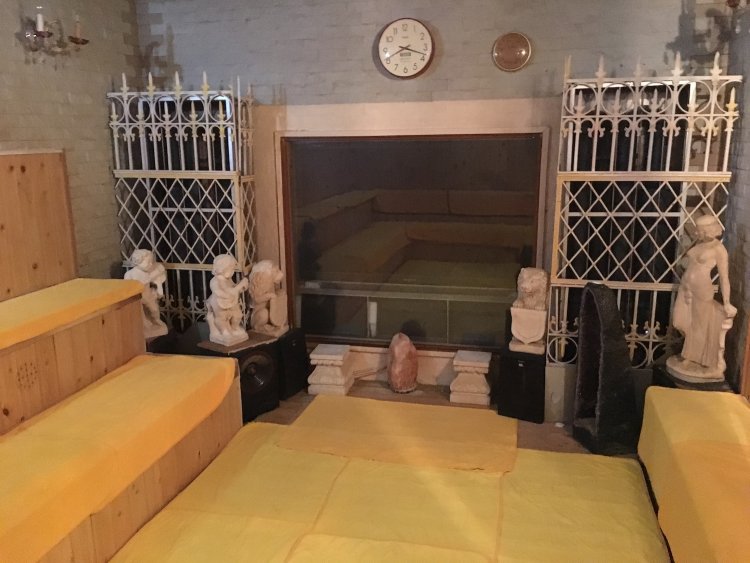 テレビが4台も設置された中温サウナ。