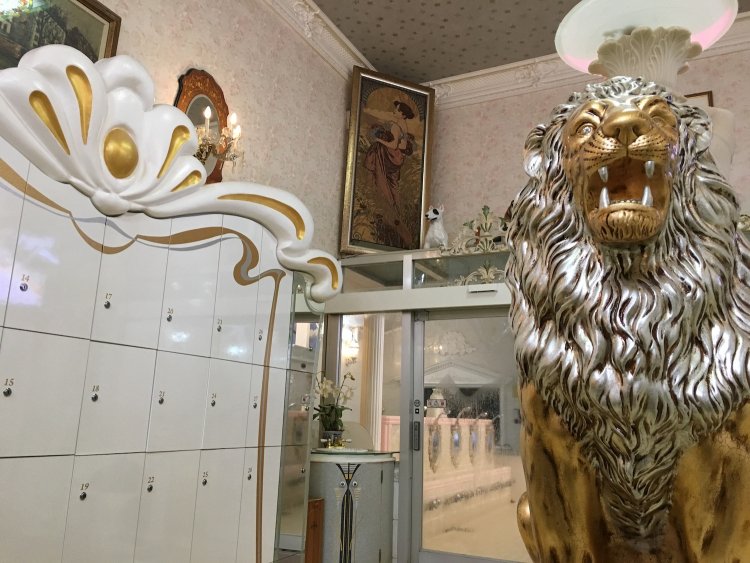 銭湯にいるのかわからなくなるような脱衣所。