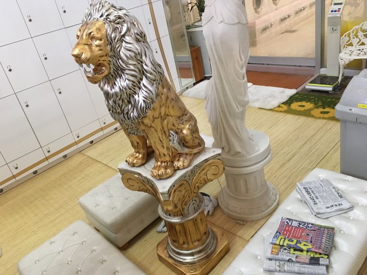 ゴージャスな室内にスポーツ新聞が。