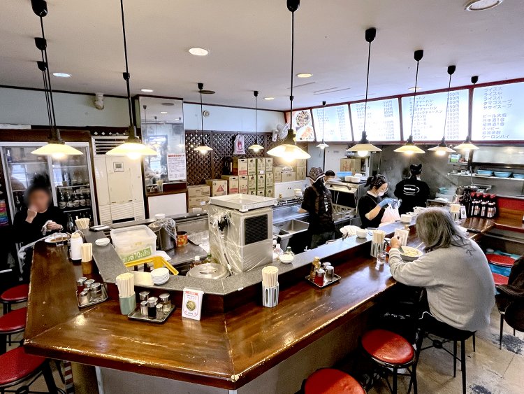 お昼時、夕飯時になるとコの字のカウンターがお客さんでギッシリに。