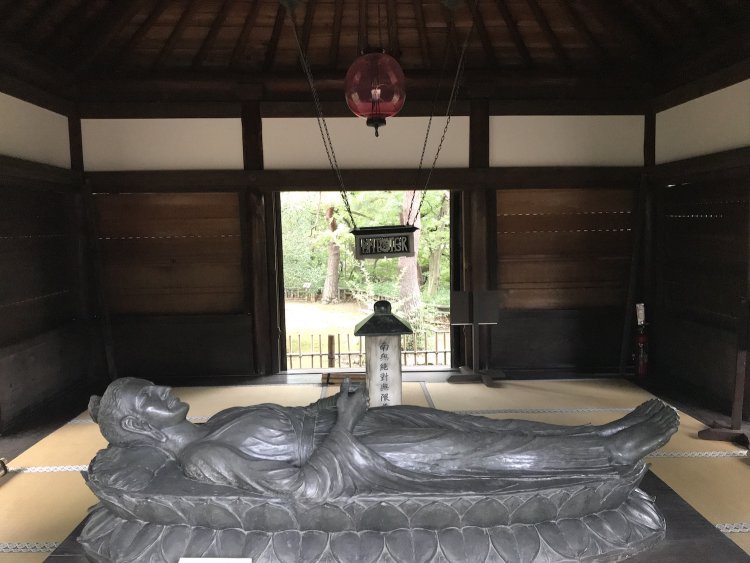 等身大の像のためか生命感がある。