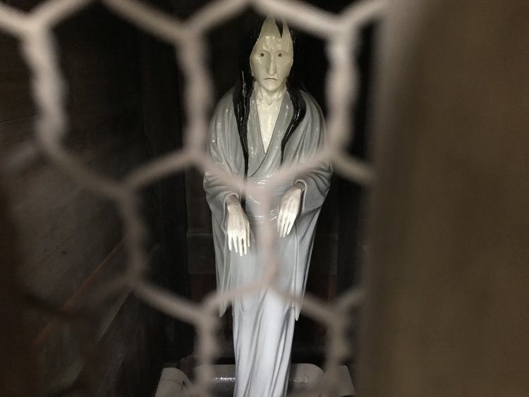 公園内のある場所に幽霊像も。