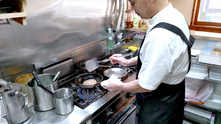 オーブンで加熱する前に、フライパンでハンバーグに焼き色をつける。このひと手間も大切。