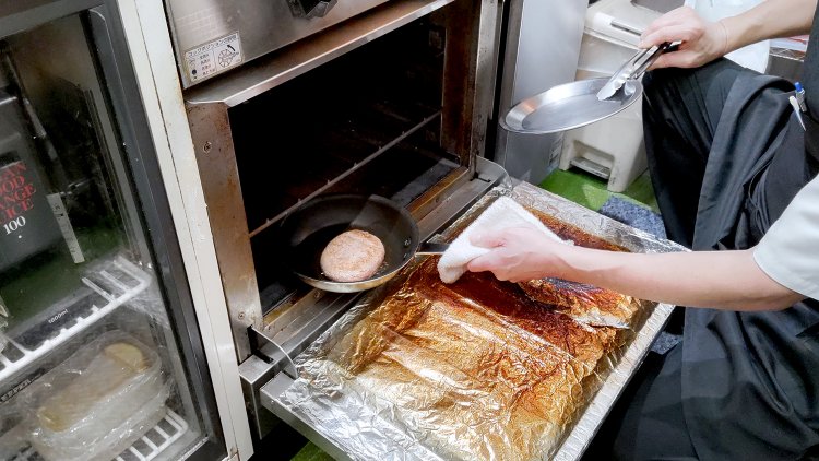 両面に焼き色がついたら、フタをしてオーブンで約10分。焼き加減を見ながら、度々ひっくり返す。