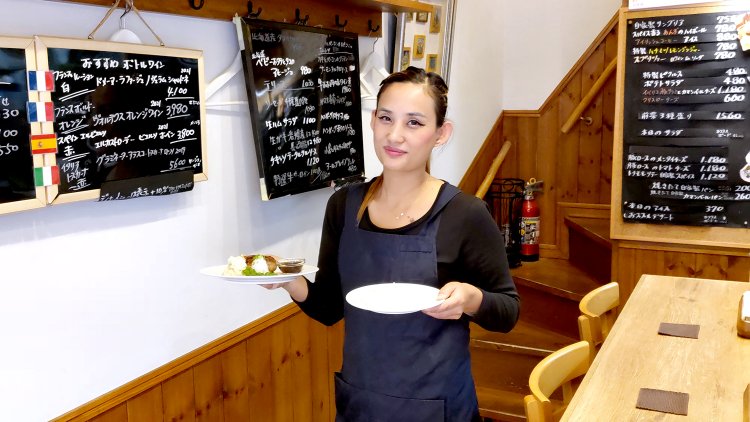 ネパール出身のプレヤンカさん。明るくフレンドリーな人柄で、お客さんたちに愛されている。