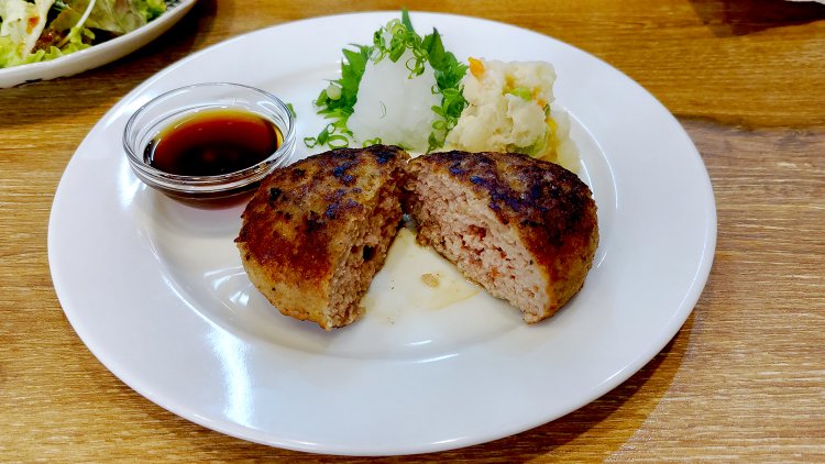 タマネギが入っていない分、お肉の味をストレートに感じられる。ひと口目は、ポン酢をかけずそのままで。