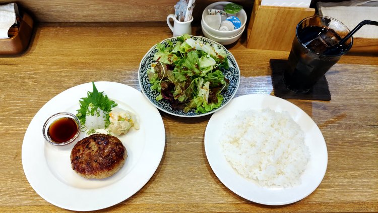 定食の自家製ハンバーグ おろしポン酢。ドリンクはアイスコーヒーのほか、ウーロン茶や紅茶もある。