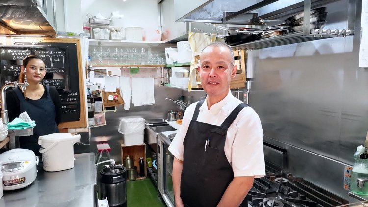 読書が趣味の店主・髙木健司さん。本に出てくる食べ物や飲み物をつくってみることもあるそう。