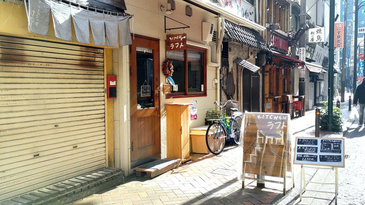 『ラ チッタデッラ』の通りから飲食店が立ち並ぶ路地に入る。立て看板が目印。