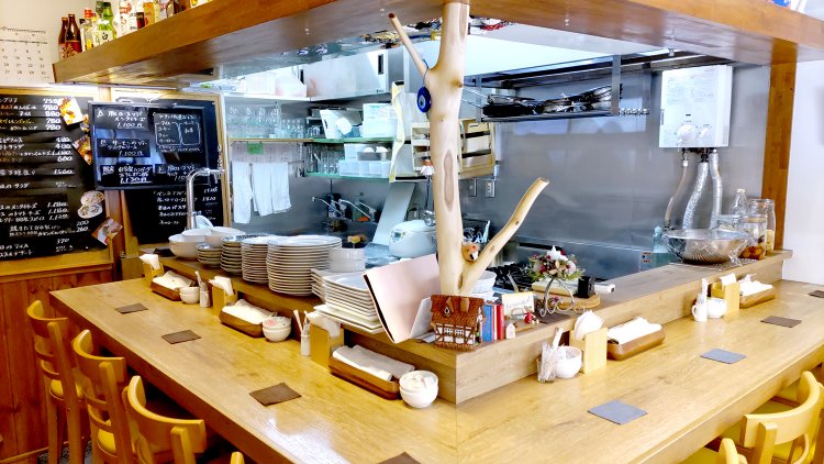 1階は、厨房に面したカウンター席のみ。テーブルや椅子のほか、内装にも木材をフル活用している。