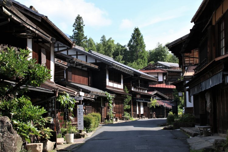 江戸と京を結ぶ交通の要衝として、古くからにぎわいを見せた町並みがいまも残っている。