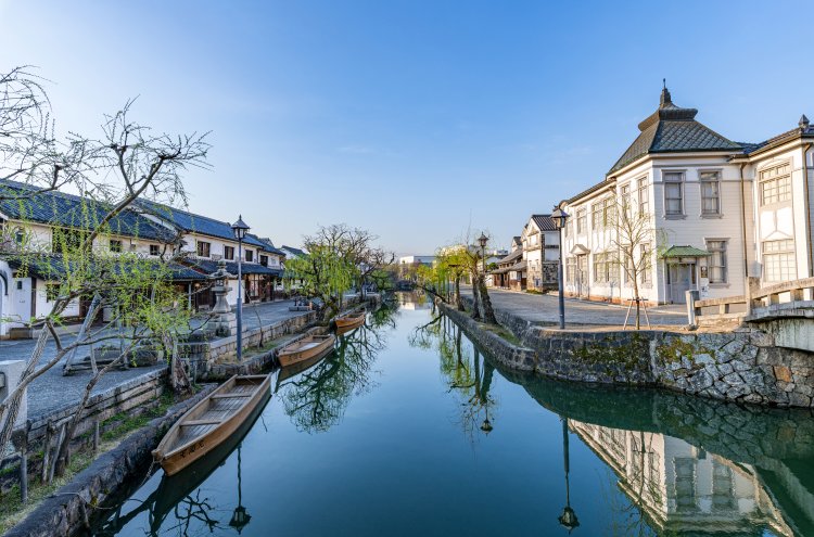 倉敷川の両岸に広がる美観地区の町並み。右の洋館は大正6年（1917）築の倉敷館。（写真／PIXTA）