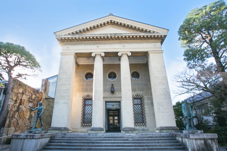 古代ギリシャ・ローマ神殿風の建築が目を引く大原美術館は、日本初の西洋美術中心の私立美術館だ。（写真／倉敷市）