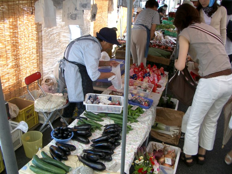 毎朝開かれる陣屋前朝市。（写真／高山市）