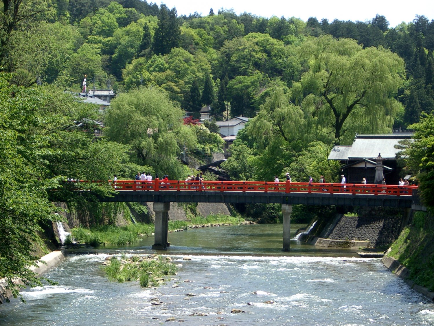宮川に架かる中橋。桜や紅葉など、飛騨の四季が絵になるスポットだ。（写真／高山市）