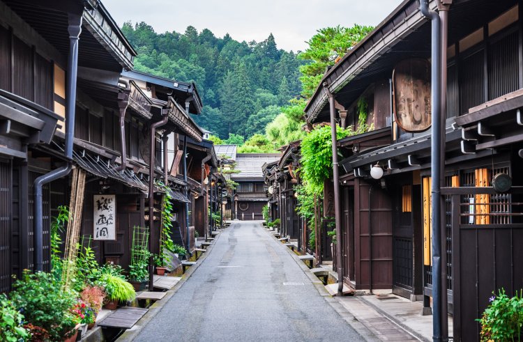 伝統的建造物保存地区の上三之町。出格子のある町家が連なる。（写真／PIXTA）