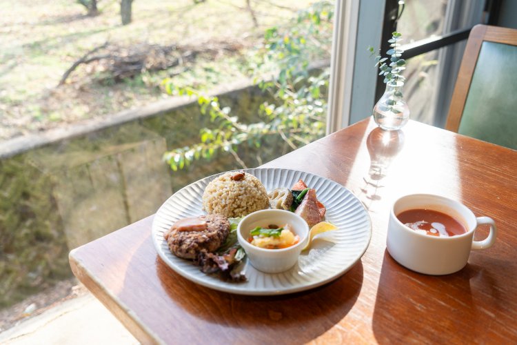 盛りだくさんで満足度が高い、季節のヴィーガン・発酵スロープレート1680円。