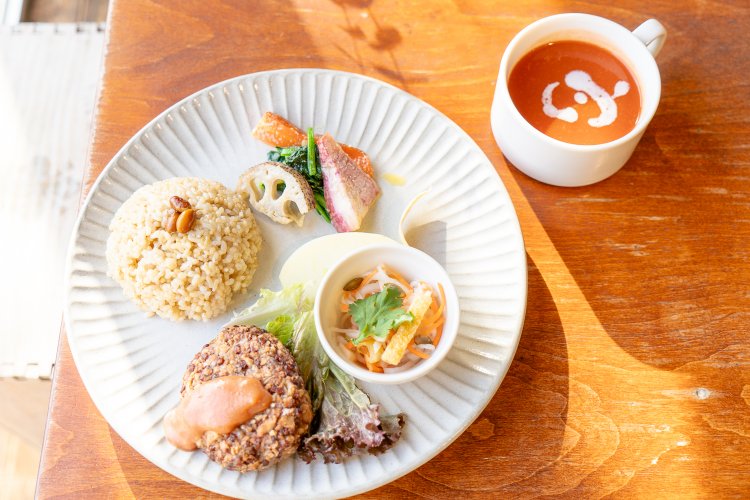 盛りだくさんで満足度が高い、季節のヴィーガン・発酵スロープレートは1680円。