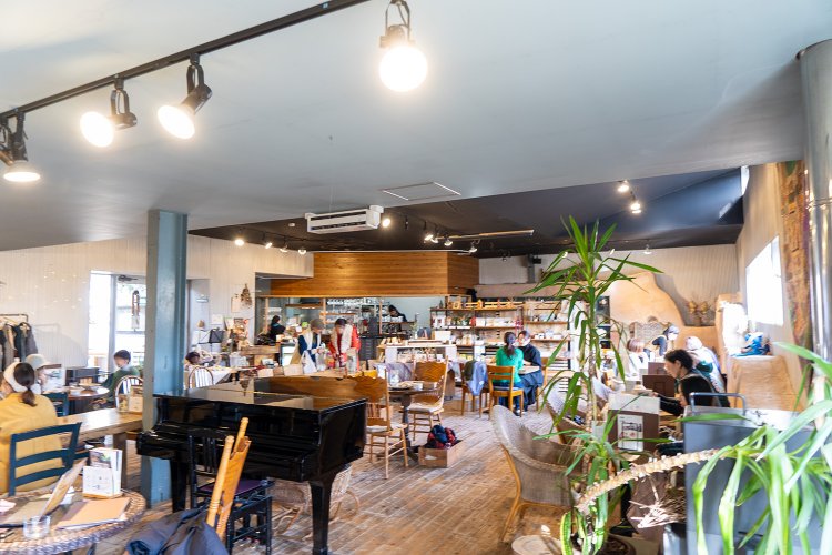 元工場の店内はひろびろ110坪。