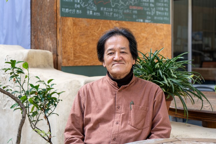 代表の吉岡淳さんは、日本ユネスコ協会に長く勤務したあと、『カフェスロー』を立ち上げた。