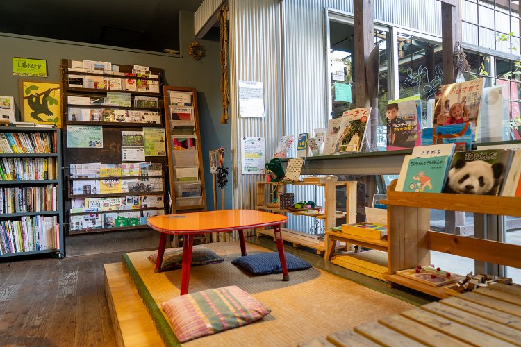 畳が敷かれたキッズスペース。周辺の本棚には、自由に閲覧できる本がたくさん。