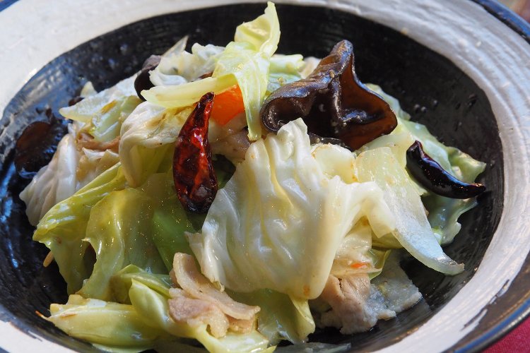 キャベツ炒め900円。こちらも平日15時まではライス一杯無料。