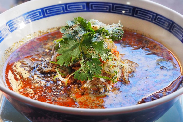 担々麺950円。大盛りは＋150円。