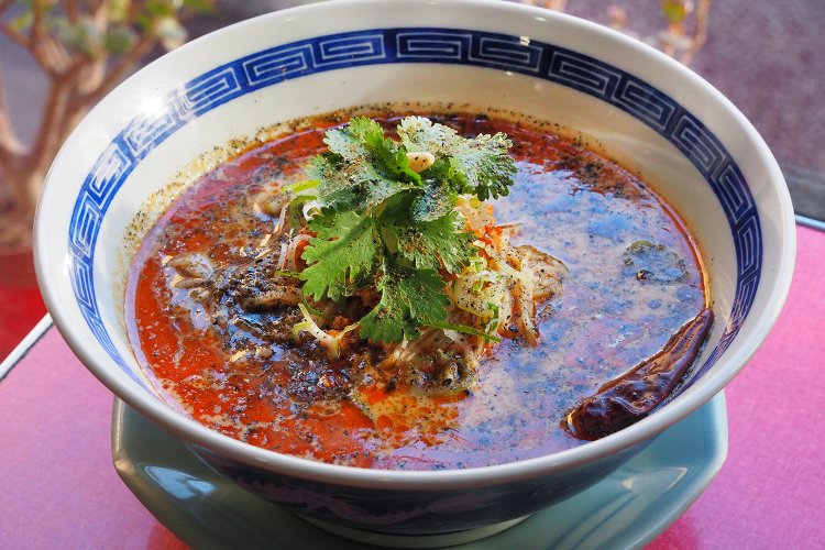 担々麺950円。大盛りは＋150円。