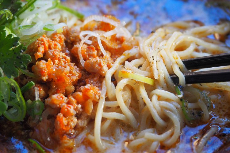 麺は細めの縮れ麺で、濃厚なスープがよく絡む。