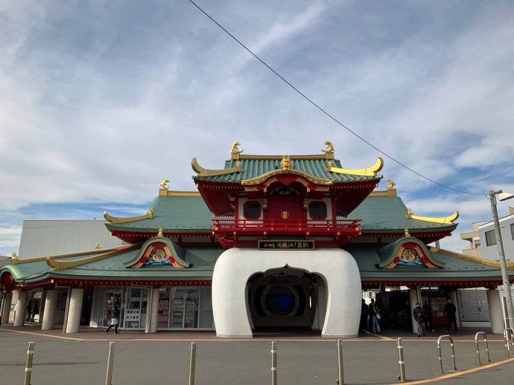 2020年にリニューアルされた駅舎は、より一層竜宮城らしくなっている。