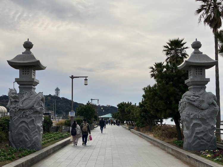 弁天橋では、両脇の灯篭を龍が支える。