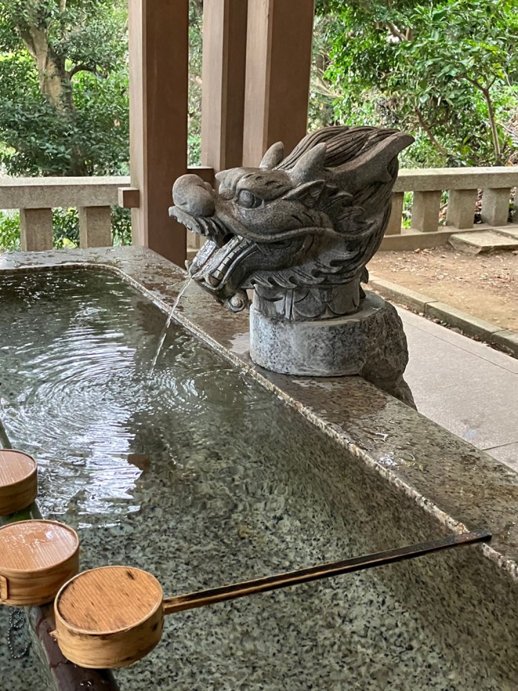 そもそも龍神は水をつかさどるので手水舎に配置されることは多いが、江の島だと特別に見える。