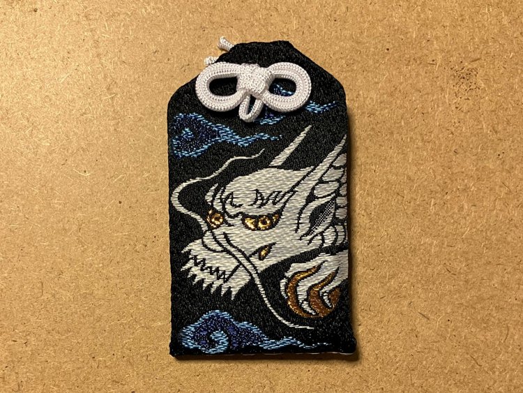 龍の顔があしらわれた龍神守。