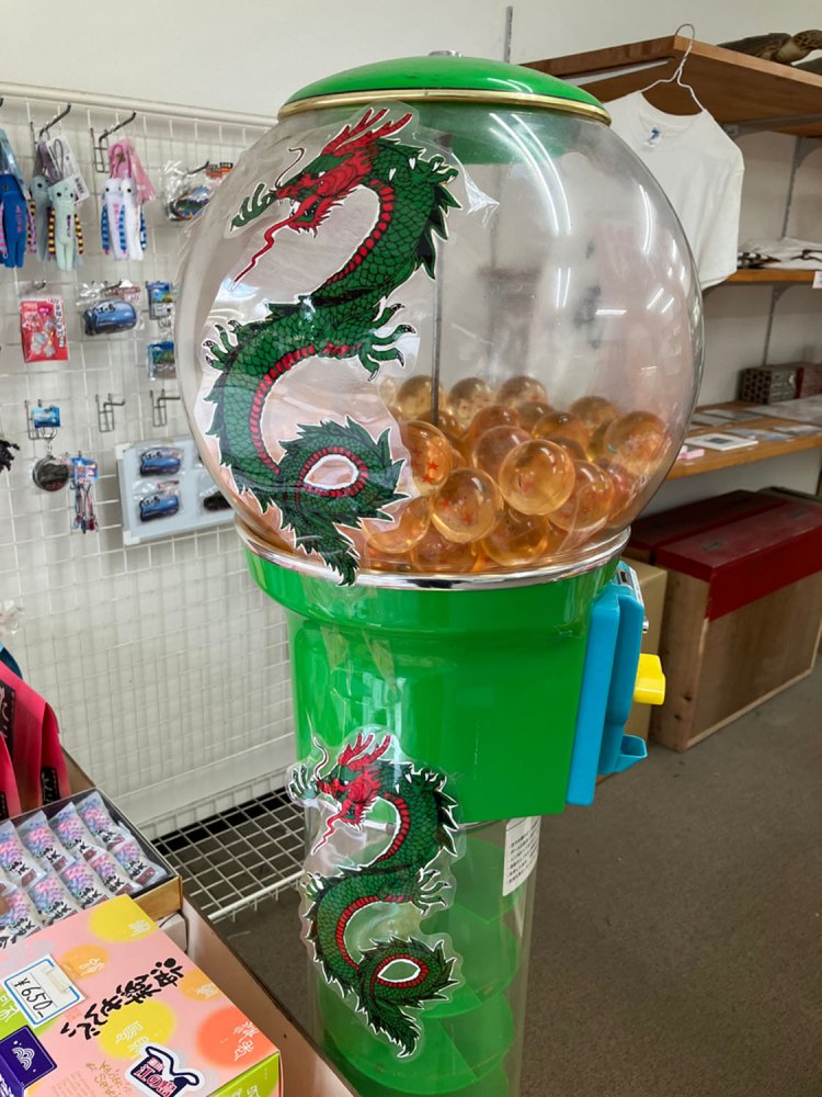 みやげ物店の店先にあるガチャガチャもドラゴン仕様。