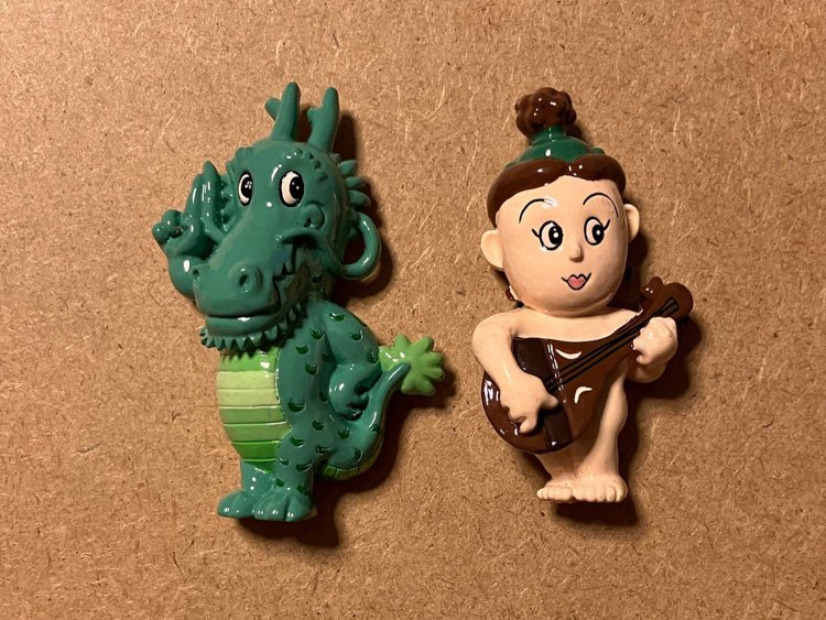 仲見世通りのガラス細工店で購入した、セクシーな弁天様と龍。箸置きと書いてあったが、裏にマグネットが付いている。