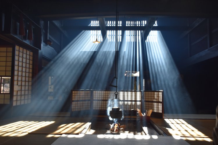 国の重要文化財に登録される、脇本陣奥谷。高窓から陽光が差し込む「斜光」の様子は、秋から春にかけて見られる。