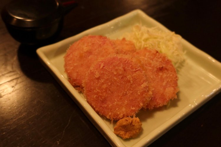 ハムカツ560円。安定のうまさ！　厚みある4枚でリーズナブル。