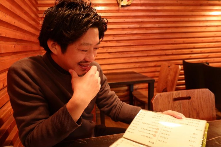 「だいたい刺し身をおまかせと、だし巻きとかハムカツを頼むかな」