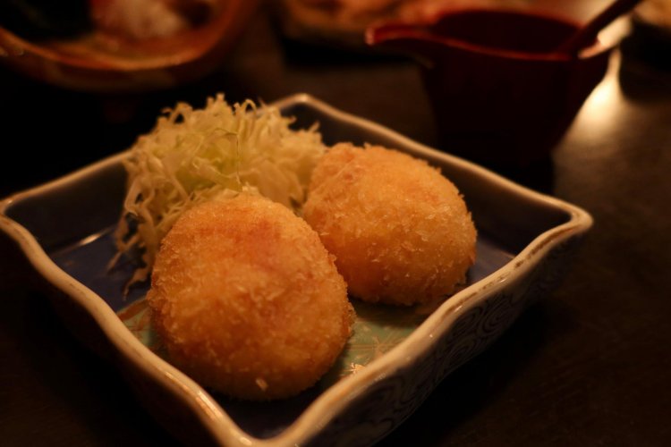 ゆりねクリームコロッケ650円。軽めの衣と百合根のやさしい味わいに味噌だれがよく合う。