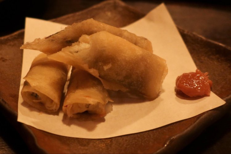 サヨリの春巻き750円。ふわふわのサヨリに梅肉ソースがキュッと効いてたまらない。