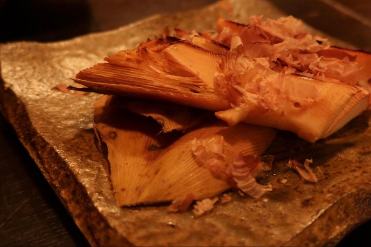 焼き筍680円。春はまだ先なのに筍が食べられるとは！　皮つきで出してくれると姫皮も食べられてうれしい。